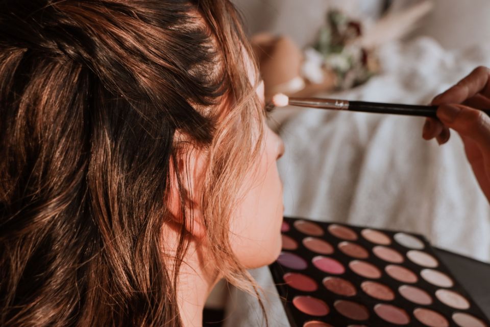 Pourquoi suivre un cours d’auto maquillage avec une pro ?